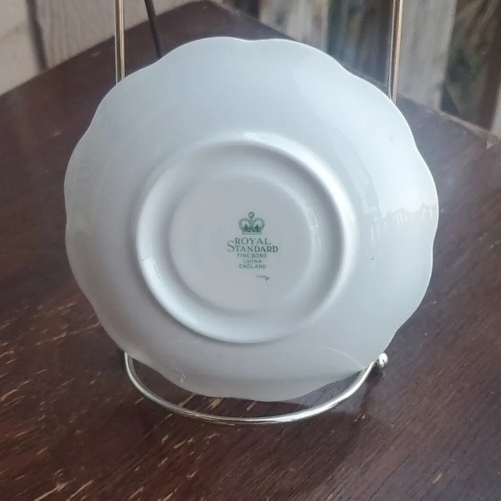 Royal Standard TEACUP and saucer /Fine Bone China England